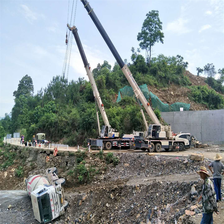 德格汽车掉沟里叫吊车救援要多少钱